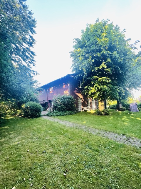 Das Farmhaus der GeniusFarm im Grünen