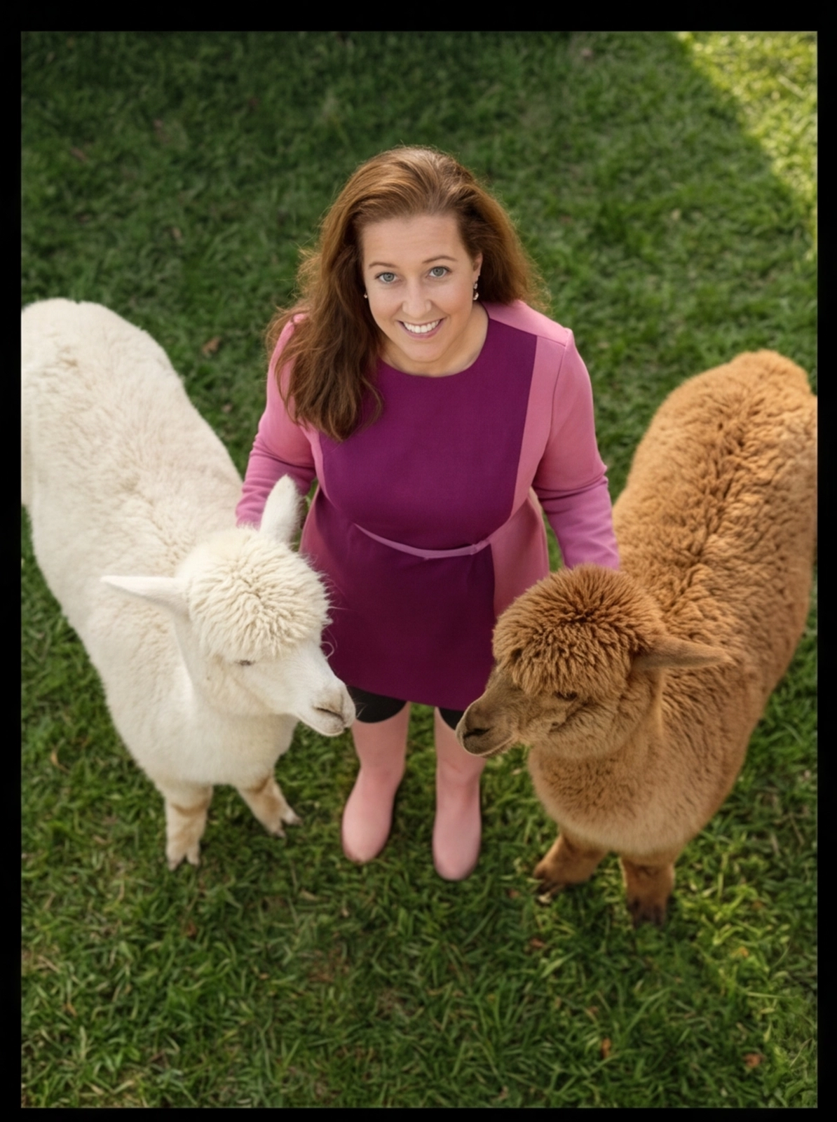 Susanne Lausch mit ihren beiden Alpakas auf der GeniusFarm